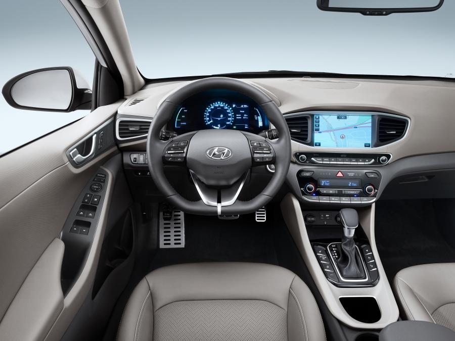 Торпедо Hyundai IONIQ plug-in (AE) 2016 года  (фото 6 из 42)